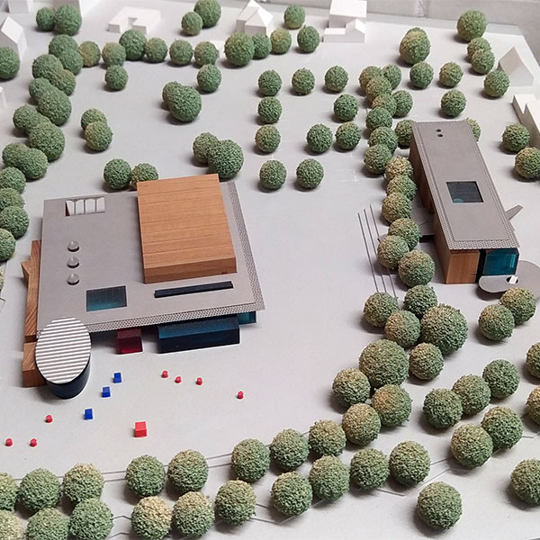 Lagemodell mit zwei Gebäuden und vielen Bäumen