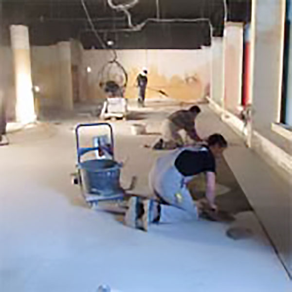 Arbeiter beim Umbau eines Ladens in Düsseldorf