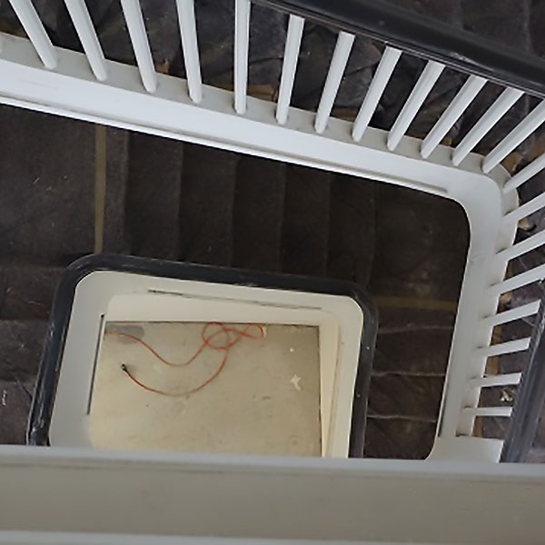 Blick von oben in ein Treppenhaus. Treppenauge von oben